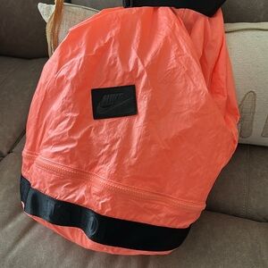 Nike Sportswear
Bolsa Nike Sportswear Bucket Sling Laranja